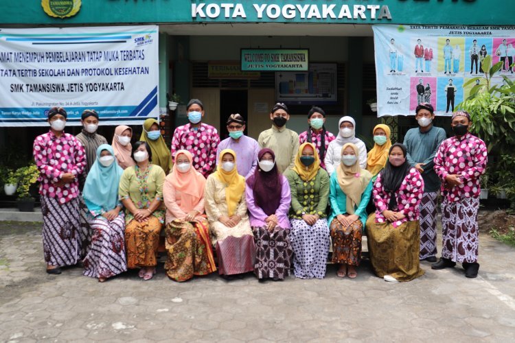 Kirab Budaya SMK Tamansiswa Jetis dalam Memperingati HUT Yogyakarta ke-269