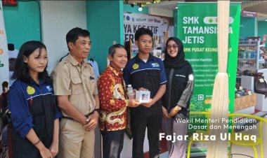 Tampilkan Karya Unggulan DKV, Stand SMK Tamansiswa Jetis Dikunjungi Wakil Menteri Dikdasmen di Gelar Karya BBPPMPV Seni dan Budaya