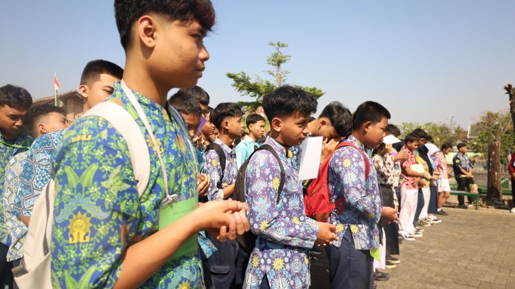 Ziarah siswa baru MPLS di makam Ki Hadjar Dewantara Taman Wijaya Brata