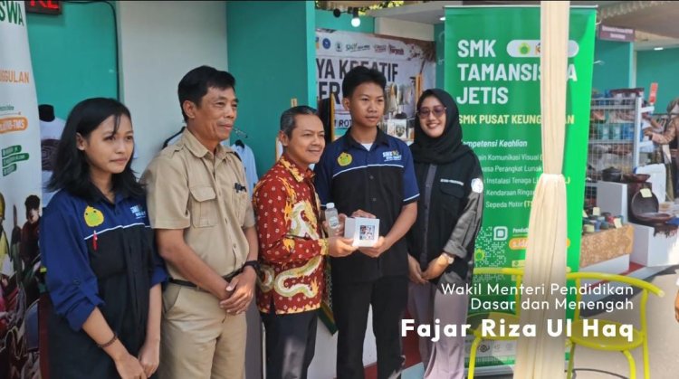Tampilkan Karya Unggulan DKV, Stand SMK Tamansiswa Jetis Dikunjungi Wakil Menteri Dikdasmen di Gelar Karya BBPPMPV Seni dan Budaya